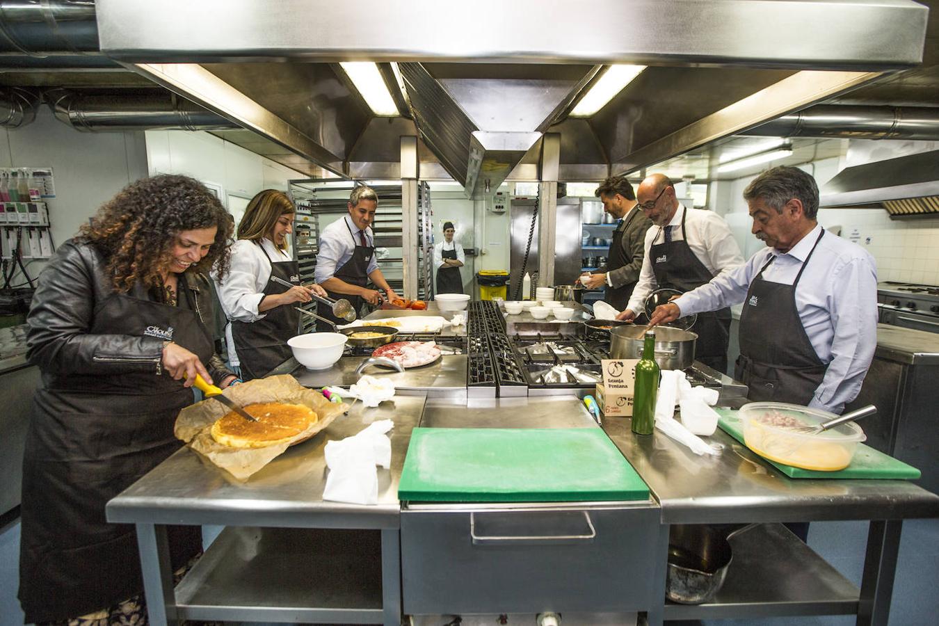 El Diario Montañes reunió en torno a la cocina a los principales candidatos presidir el Gobierno de Cantabria en las elecciones del 26 de mayo: Miguel Angel Revilla (PRC), María José Sáenz de Buruaga (PP), Pablo Zuloaga (PSOE), Félix Alvarez (Ciudadanos), Mónica Rodero (Podemos) y Cristóbal Palacio (Vox). 