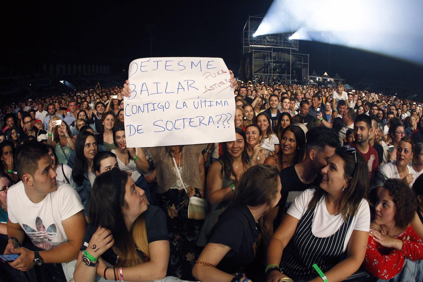 Una aficionada pide un baile a Melendi durante el concierto que cerró, el 6 de julio, la segunda edición del Festival Musica en Grande de Torrelavega, que reunió en El Malecón a algunos de los más destacados artistas del panorama nacional.