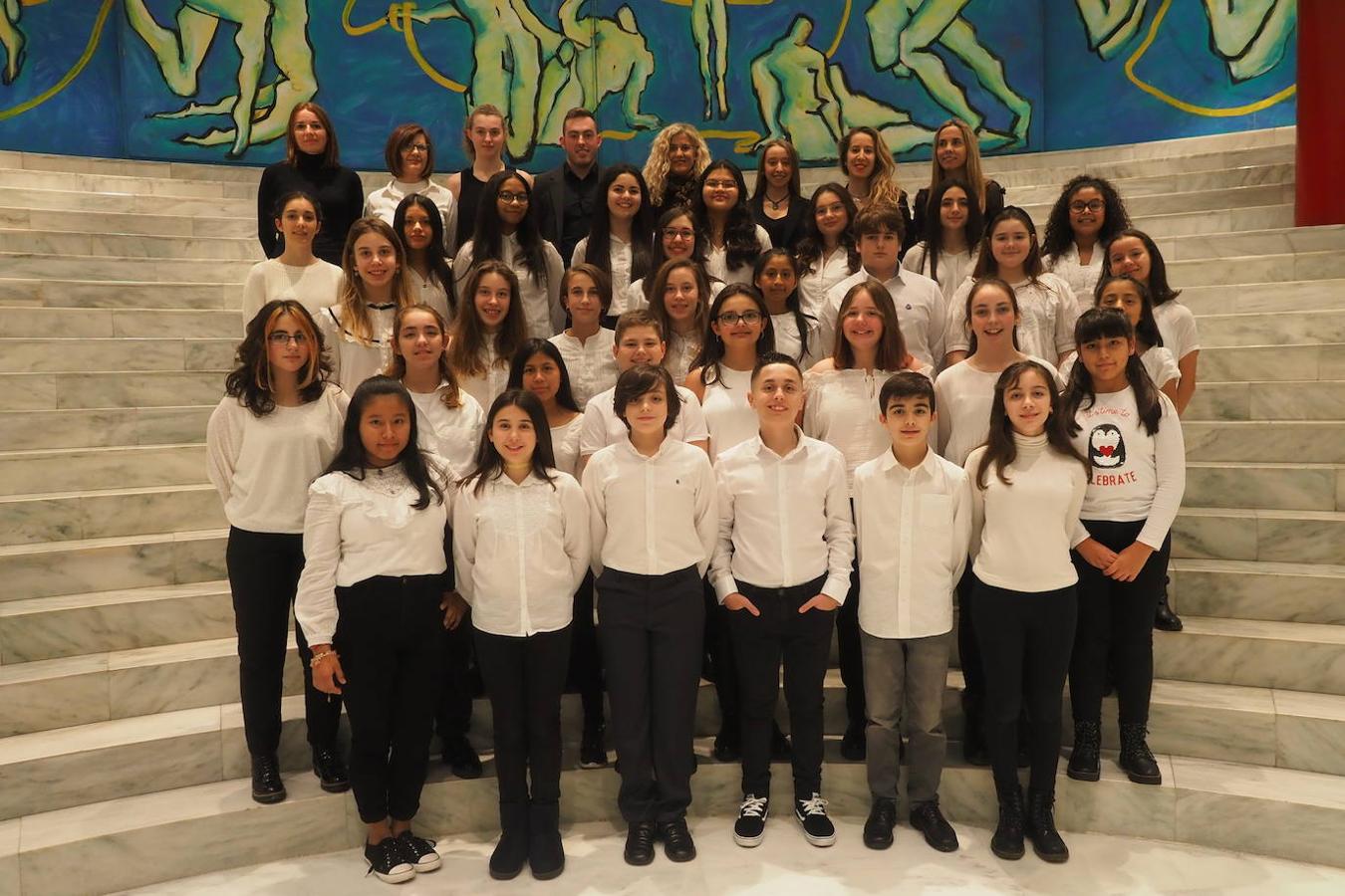 Los alumnos del coro del colegio San José de Santander.