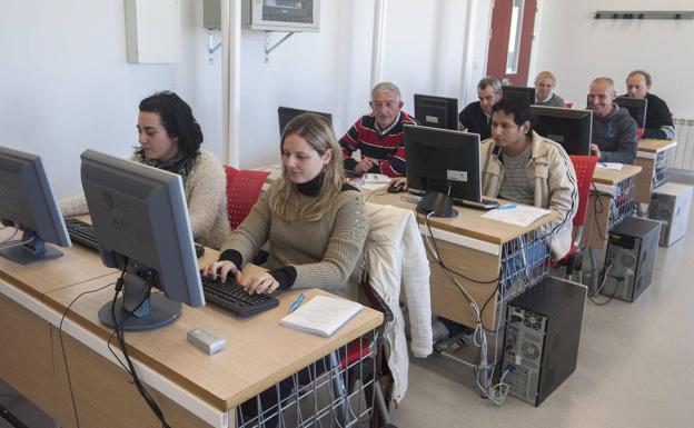 Imagen de archivo de desempleados recibiendo formación en un taller en Santoña.