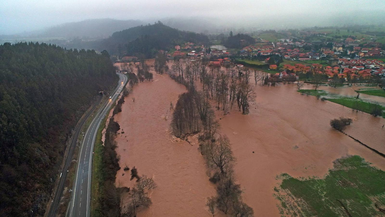 Inundaciones por la crecida del río Saja en Virgen de la Peña y Villanueva, el 24 de enero.