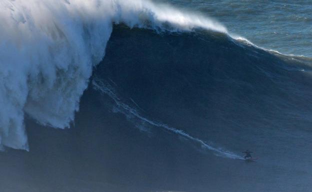 La ola de 20 metros que surfeó Justine Dupont en Nazaré. 