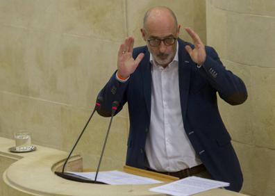 Imagen secundaria 1 - Los diputados Íñigo Fernández (PP), Félix Álvarez (Ciudadanos) y Armando Blanco (Vox), durante sus respectivas intervenciones.