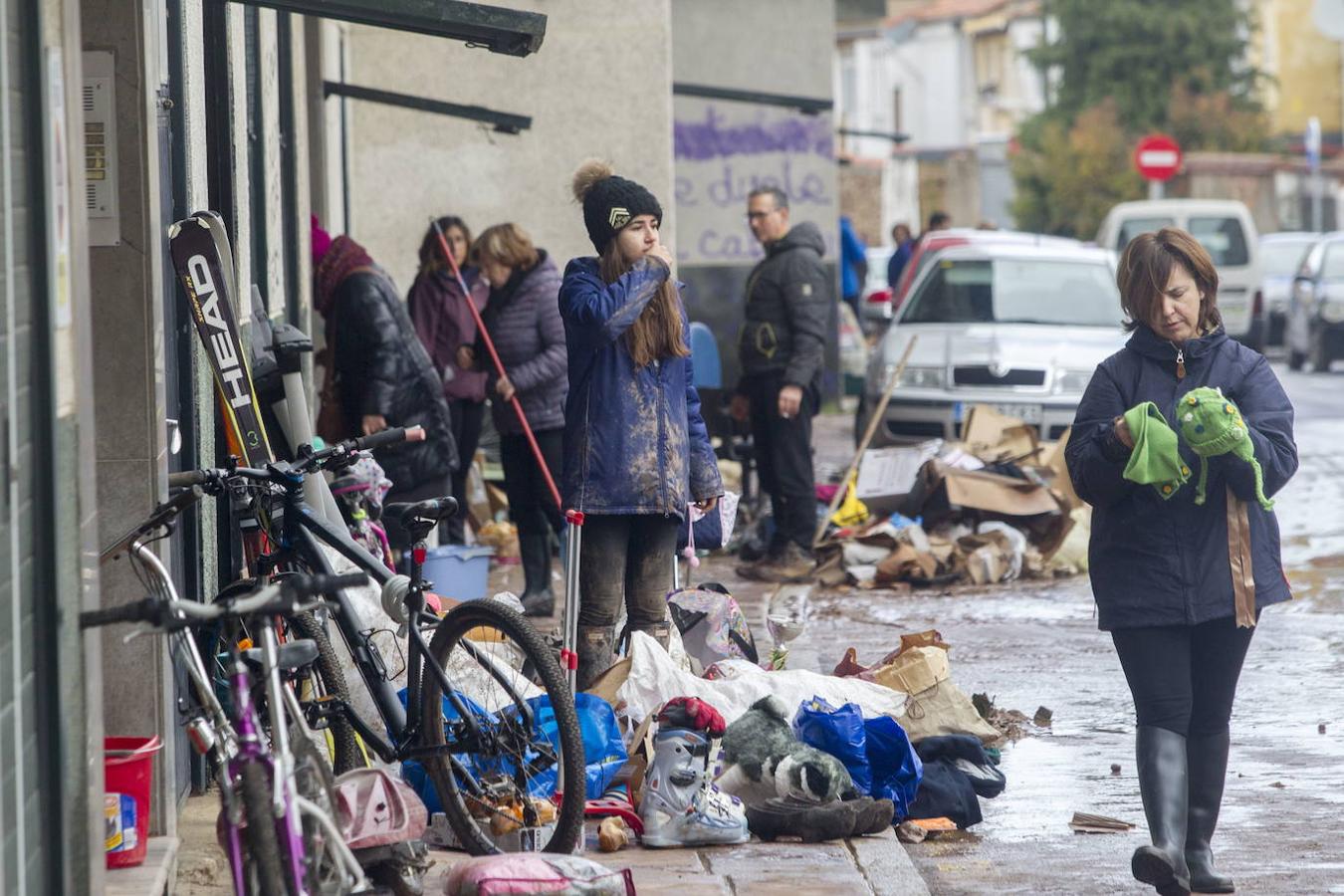 Labores de limpieza en las principales calles de Reinosa afectadas por las inundaciones provocadas en la noche del 19 de diciembre por el desbordamiento de los ríos Ebro e Híjar. Numerosos vecinos vieron como el agua entraba en sus viviendas y destrozaba todas sus pertenencias.