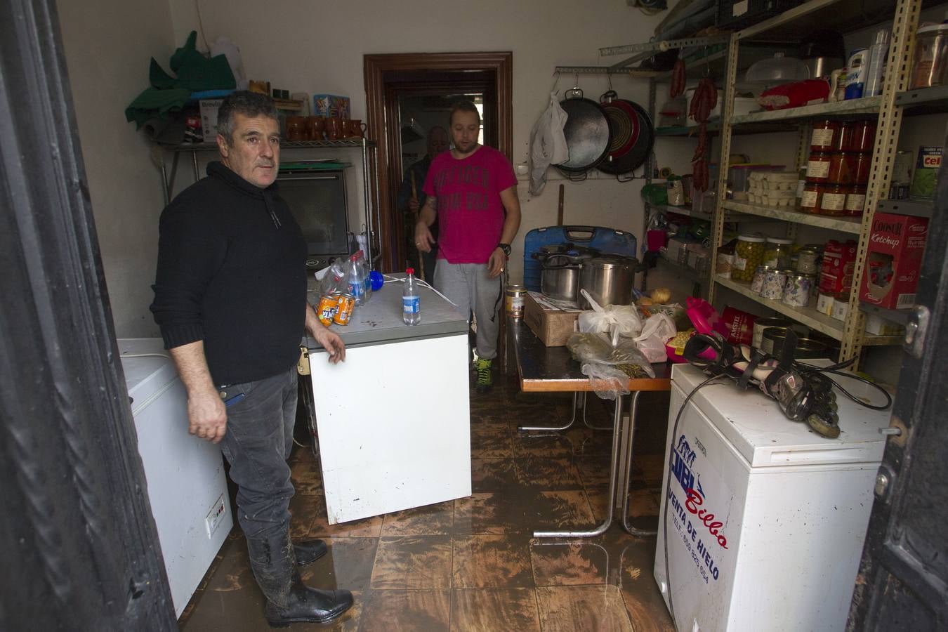 El desbordamiento del Híjar y el Izarilla colapsan el centro de Reinosa y provocan el caos en la localidad