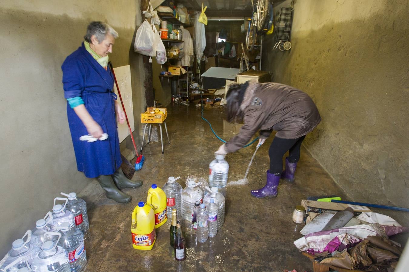 El desbordamiento del Híjar y el Izarilla colapsan el centro de Reinosa y provocan el caos en la localidad