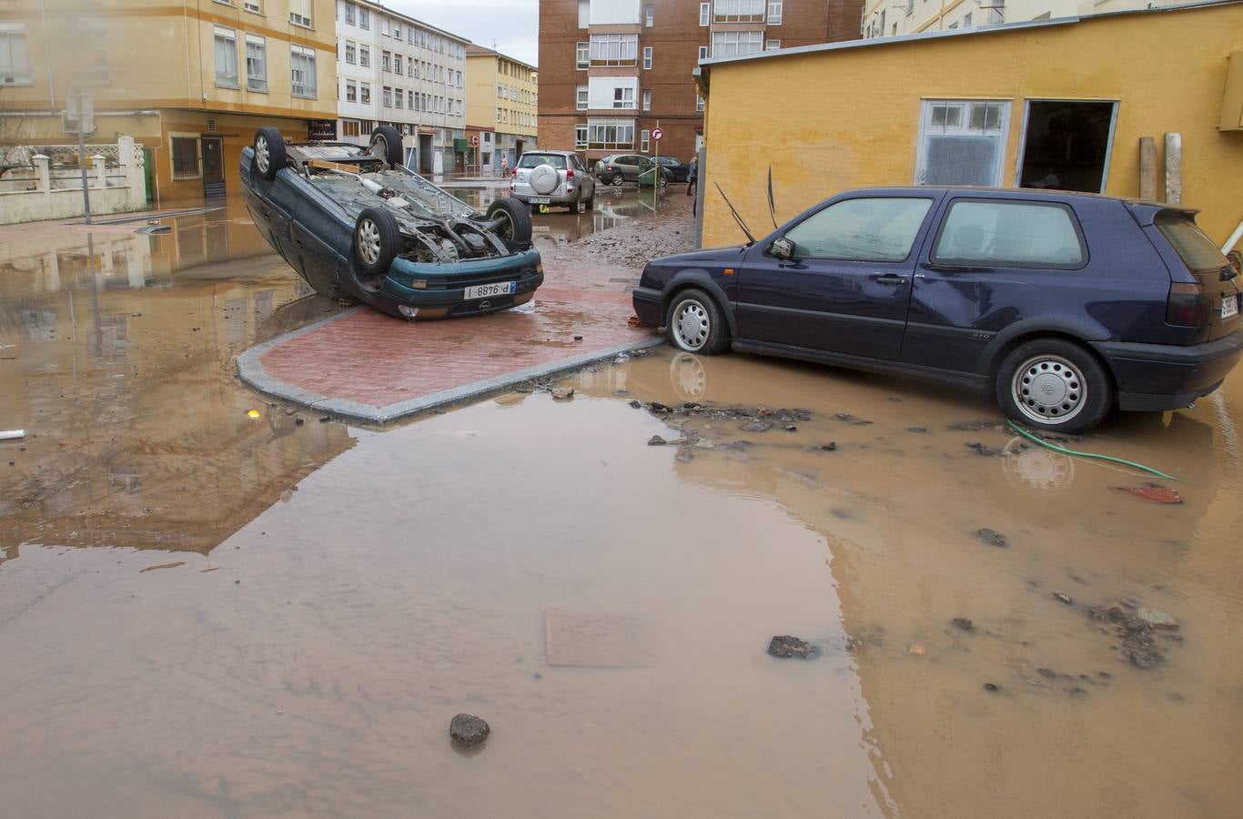 El desbordamiento del Híjar y el Izarilla colapsan el centro de Reinosa y provocan el caos en la localidad