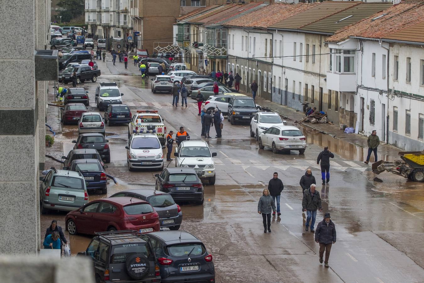 El desbordamiento del Híjar y el Izarilla colapsan el centro de Reinosa y provocan el caos en la localidad