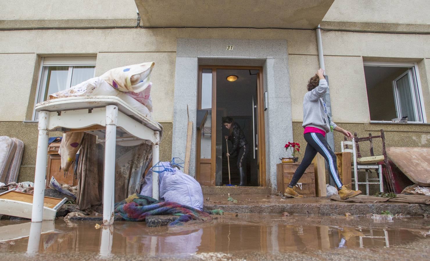 El desbordamiento del Híjar y el Izarilla colapsan el centro de Reinosa y provocan el caos en la localidad