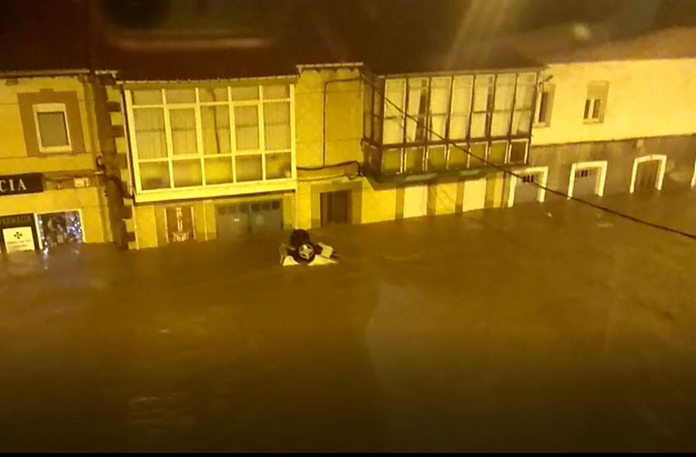 Las calles de Reinosa son una avalancha de agua