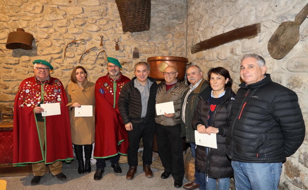 Premiados junto al alcalde y la concejala de Cultura del Ayuntamiento de Potes. 