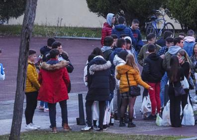 Imagen secundaria 1 - La Policía Local de Santander disuelve la tradicional &#039;champanada&#039; del parque de La Teja
