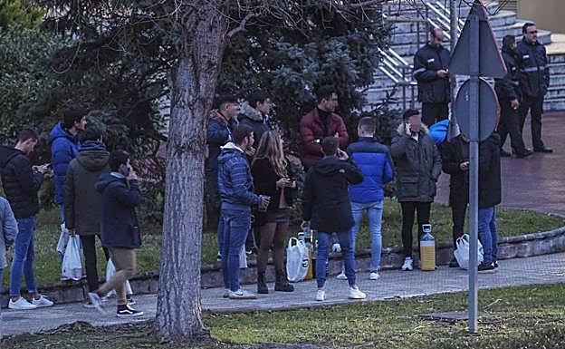 Imagen principal - La Policía Local de Santander disuelve la tradicional &#039;champanada&#039; del parque de La Teja