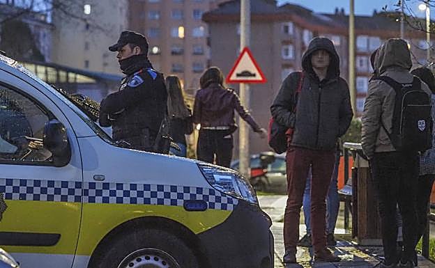 La Policía Local de Santander disuelve la tradicional 'champanada' del parque de La Teja