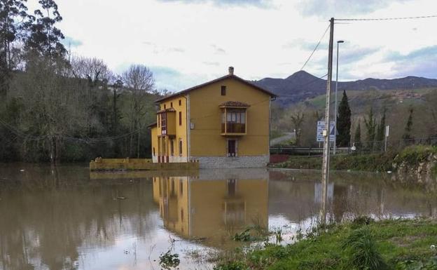 El Deva se desborda también en Molleda y el agua afecta a algunas casas