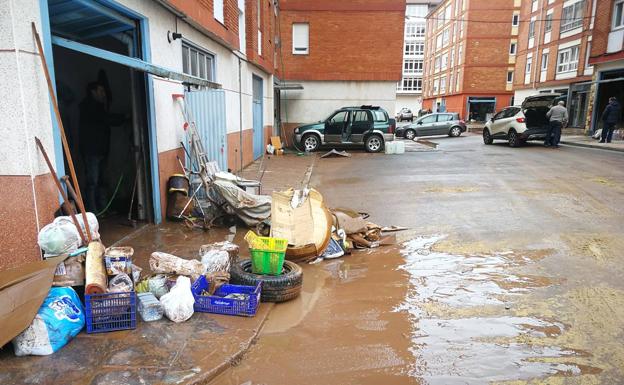 Los vecinos achican agua de sus casas destrozadas por las riadas