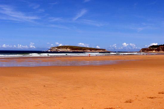 Playa de Loredo y, al fondo, isla de Santa Marina.