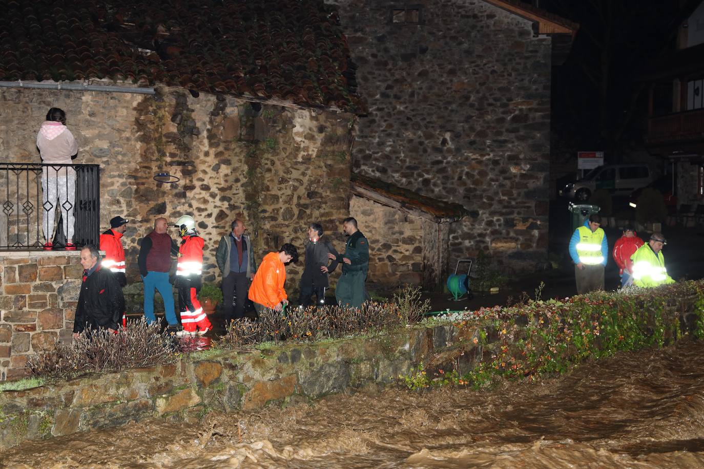 Anoche se han desbordado el río Frío y el río Quiviesa, cuyas aguas torrenciales han pasado a toda velocidad por el pueblo de La Vega.