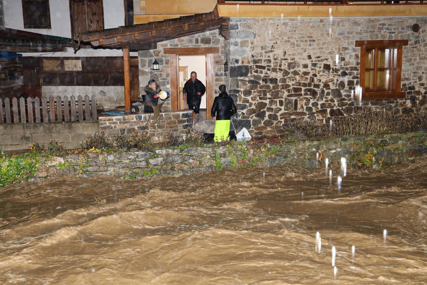 Anoche se han desbordado el río Frío y el río Quiviesa, cuyas aguas torrenciales han pasado a toda velocidad por el pueblo de La Vega.