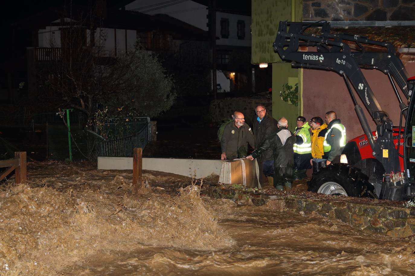 Anoche se han desbordado el río Frío y el río Quiviesa, cuyas aguas torrenciales han pasado a toda velocidad por el pueblo de La Vega.