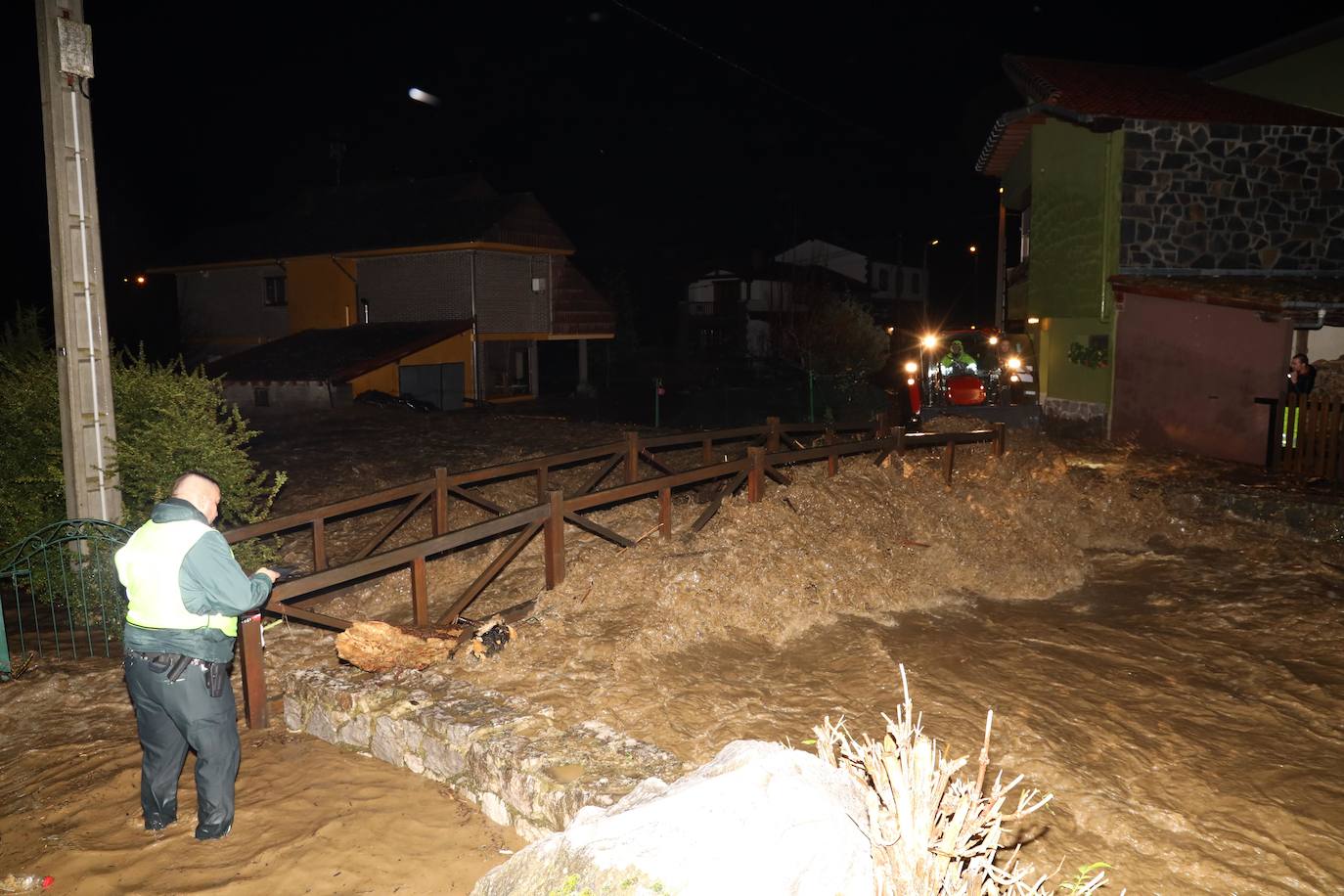 Anoche se han desbordado el río Frío y el río Quiviesa, cuyas aguas torrenciales han pasado a toda velocidad por el pueblo de La Vega.