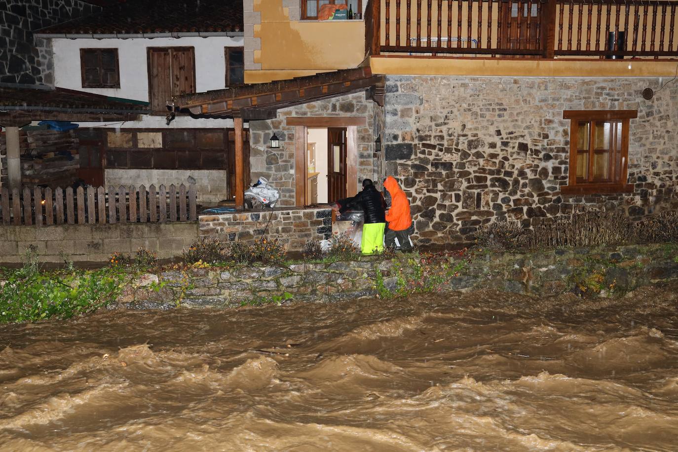 Anoche se han desbordado el río Frío y el río Quiviesa, cuyas aguas torrenciales han pasado a toda velocidad por el pueblo de La Vega.