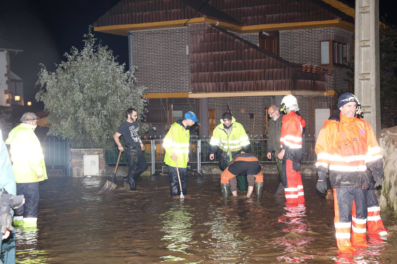 Anoche se han desbordado el río Frío y el río Quiviesa, cuyas aguas torrenciales han pasado a toda velocidad por el pueblo de La Vega.