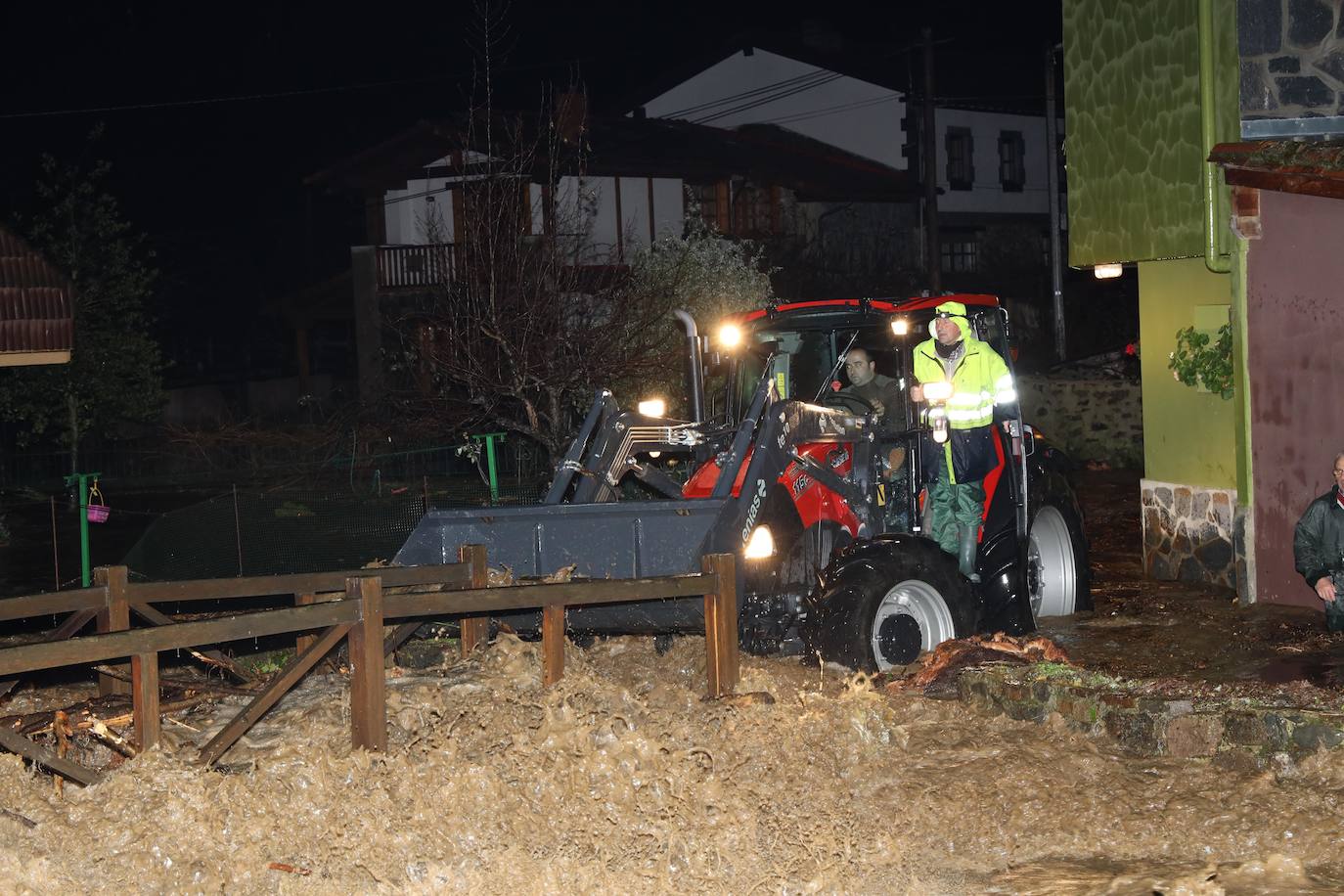 Anoche se han desbordado el río Frío y el río Quiviesa, cuyas aguas torrenciales han pasado a toda velocidad por el pueblo de La Vega.