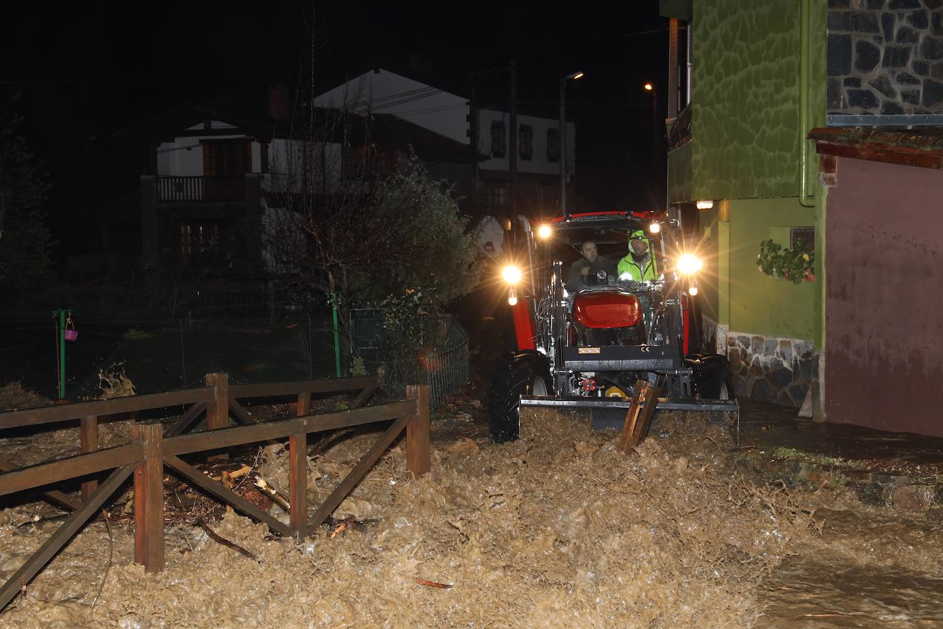 Anoche se han desbordado el río Frío y el río Quiviesa, cuyas aguas torrenciales han pasado a toda velocidad por el pueblo de La Vega.