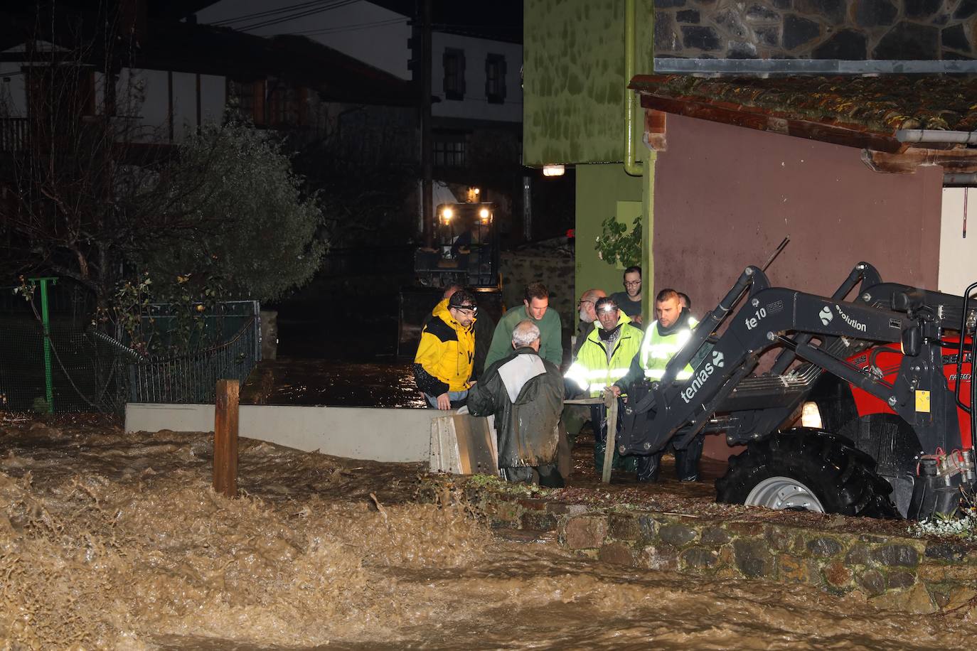 Anoche se han desbordado el río Frío y el río Quiviesa, cuyas aguas torrenciales han pasado a toda velocidad por el pueblo de La Vega.