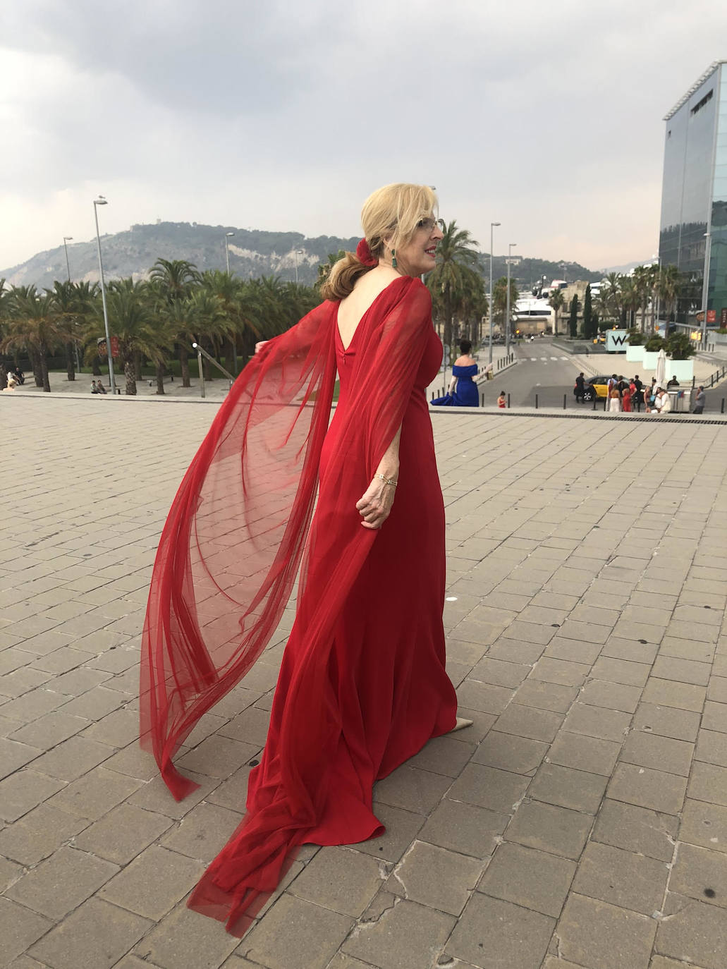 La peluquera Montserrat Núñez, de largo y rojo luciendo su esencia chic. 