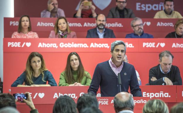 Pablo Zuloaga, delante de algunos de los miembros de su Ejecutiva, durante su intervención de ayer en el Comité Regional. 