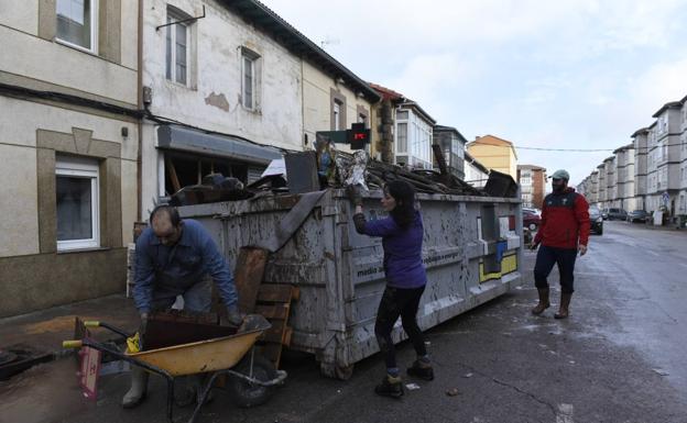 Un centenar de efectivos y voluntarios trabaja para limpiar Reinosa de la riada