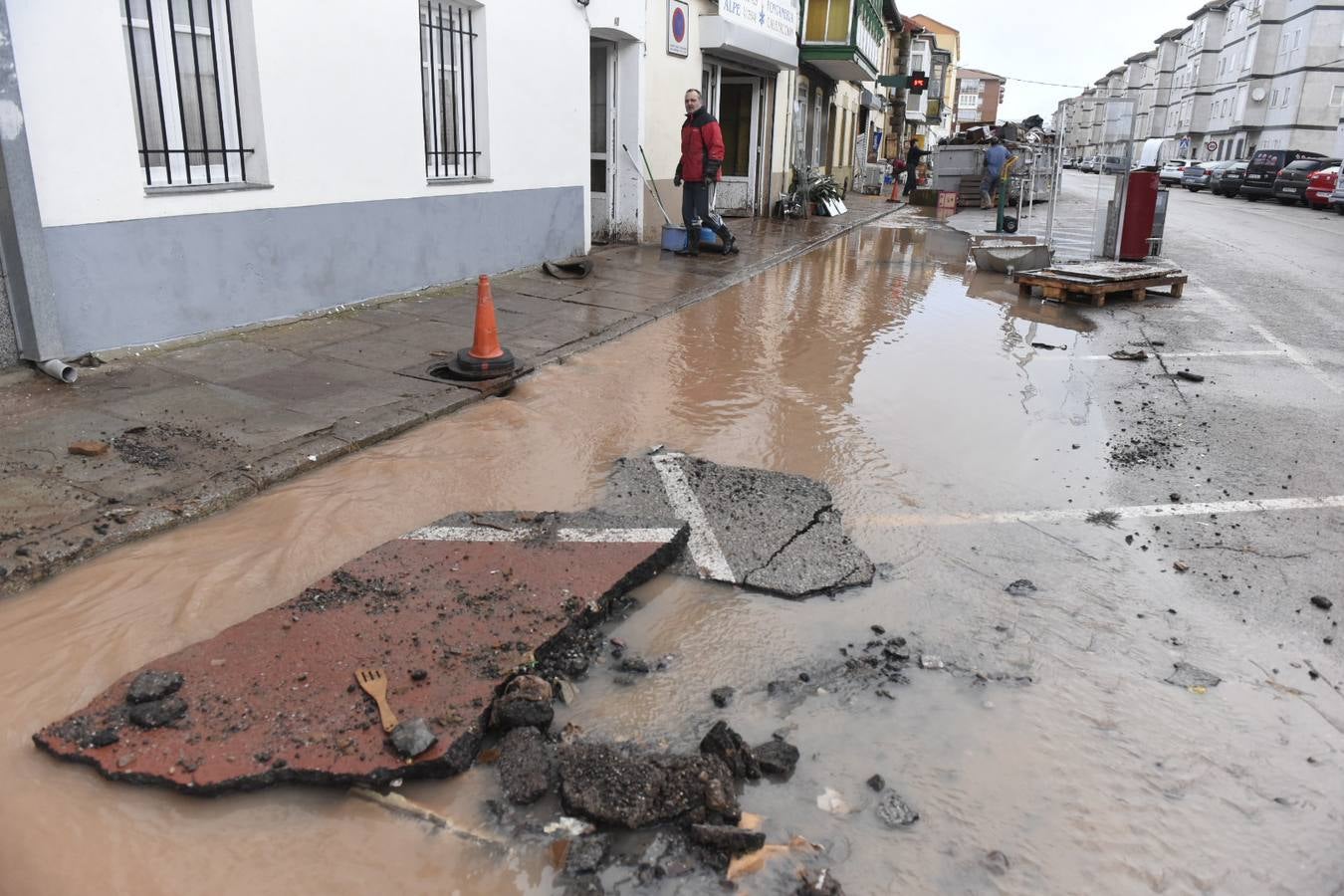 Un centenar de operario y voluntarios se afana por recuperar la normalidad en las zonas afectadas por las riadas, mientras los vecinos hacen balances de daños entre la impotencia y la tristeza