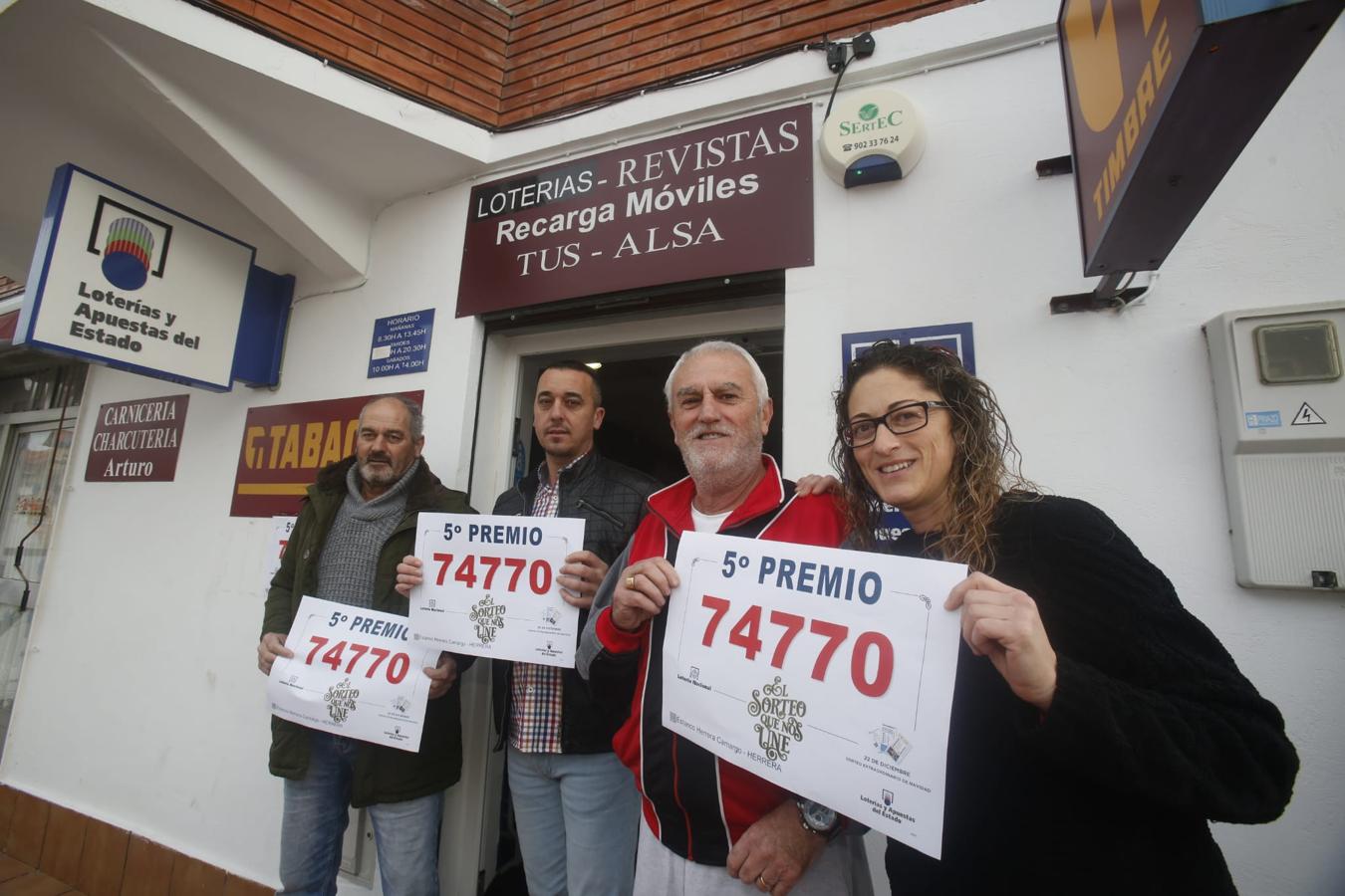 Agustín y Patricia, los loteros que han vendido el único décimo del quinto premio en Herrera de Camargo, acompañados por sus padres.