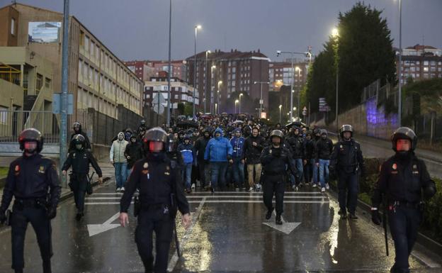 Los aficionados del Oviedo, camino de los Campos de Sport. :