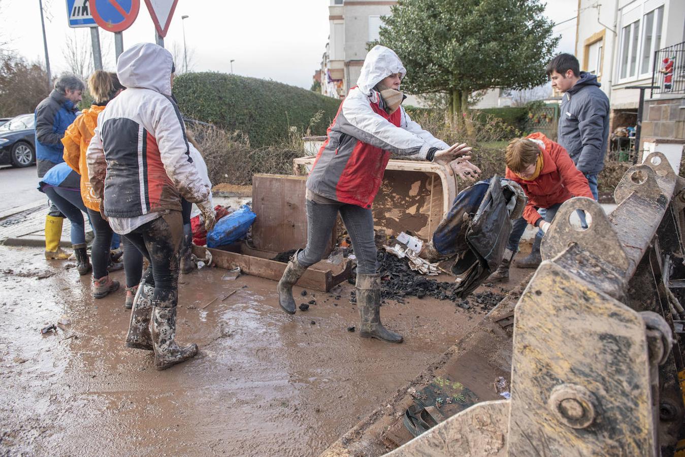 Los vecinos reúnen en las calles montañas de enseres personales dañados, que son trasladados al polígono industrial de La Vega