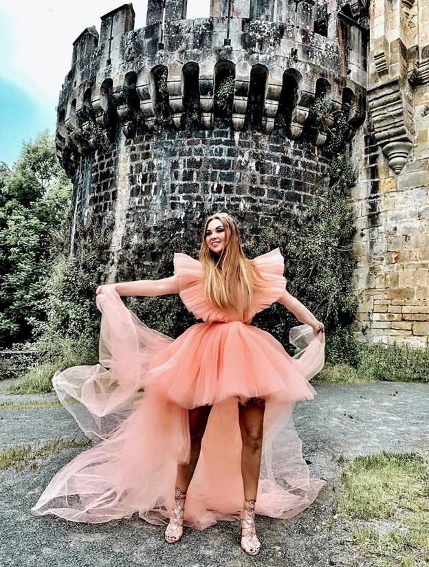 Laura González Quintana, popular en Instagram como @santandercondoblel, con un 'total look' del diseñador Giambattista Valli.