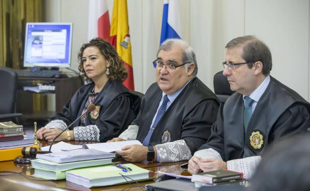 María Almudena Congil, Agustín Alonso y Juan José Gómez integran la Sección Tercera de la Audiencia Provincial. :: roberto ruiz