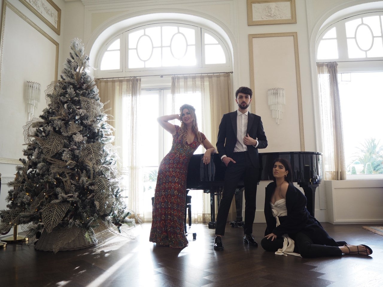 Los 'influencers' cántabros Carolina Brunelli, Laura González Quintana y Adrián Oslé posan en el Hotel Real con looks para vivir unas fiestas de lo más elegantes.