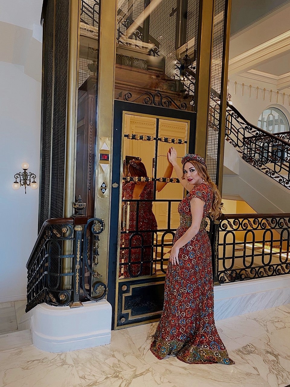 Los 'influencers' cántabros Carolina Brunelli, Laura González Quintana y Adrián Oslé posan en el Hotel Real con looks para vivir unas fiestas de lo más elegantes.