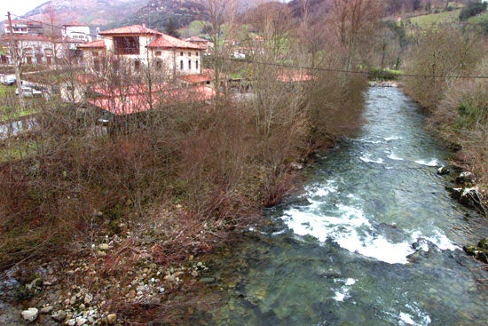 Vista del Centro Ictiológico de Arredondo, junto al río Asón.