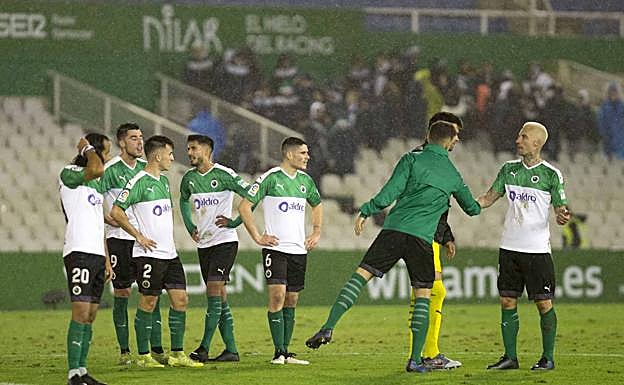 Mario Ortiz, Jon Ander, Buñuel, Hidalgo, Sergio Ruz, Cayarga, Crespo y Alexis se lementan el pasado sábado tras el empate en El Sardinero ante el Oviedo.