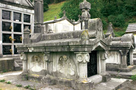 Panteones en el cementerio de San Andrés, en La Cavada.