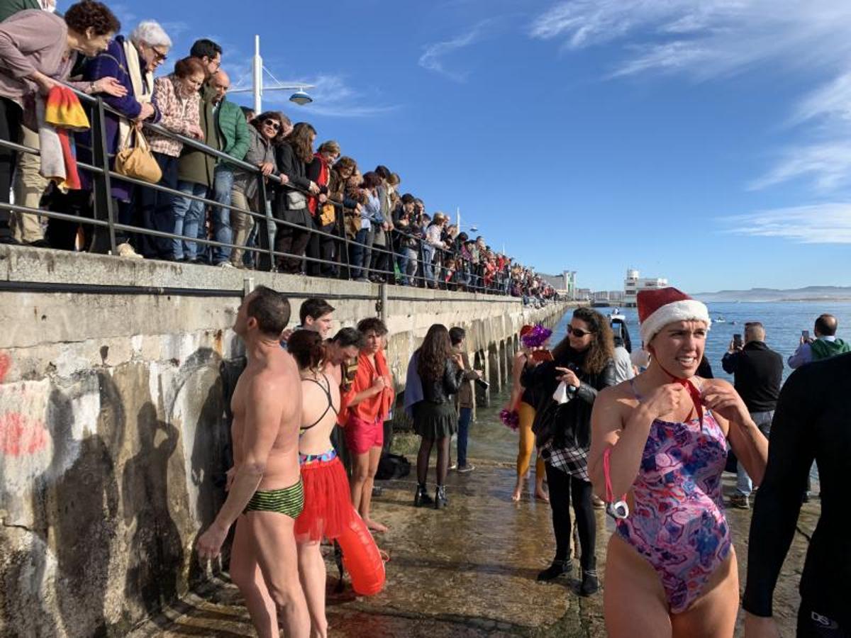 Fotos: Disfraces y sol para la Travesía a Nado de Navidad