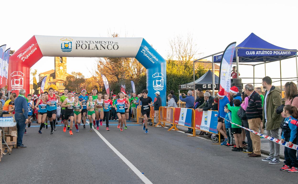 Medio millar de personas participa en la carrera solidaria de Nochebuena en Polanco