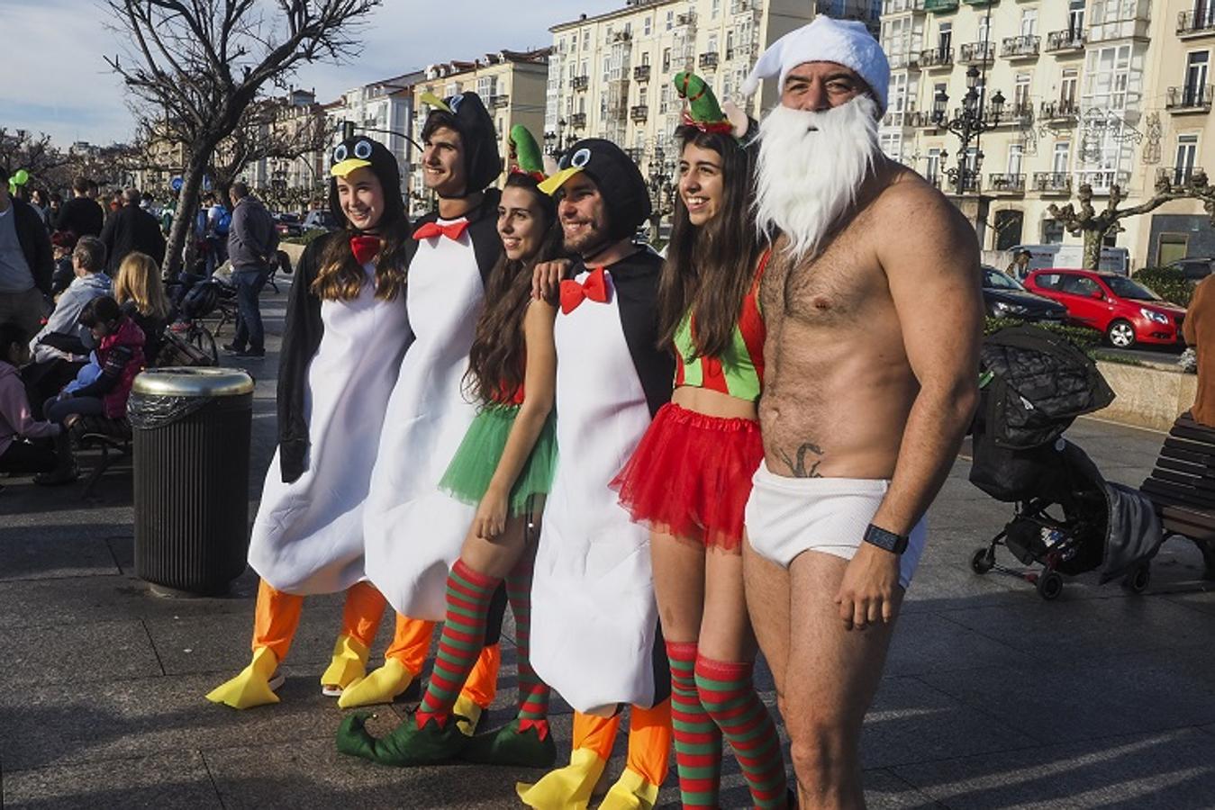 Fotos: Disfraces y sol para la Travesía a Nado de Navidad