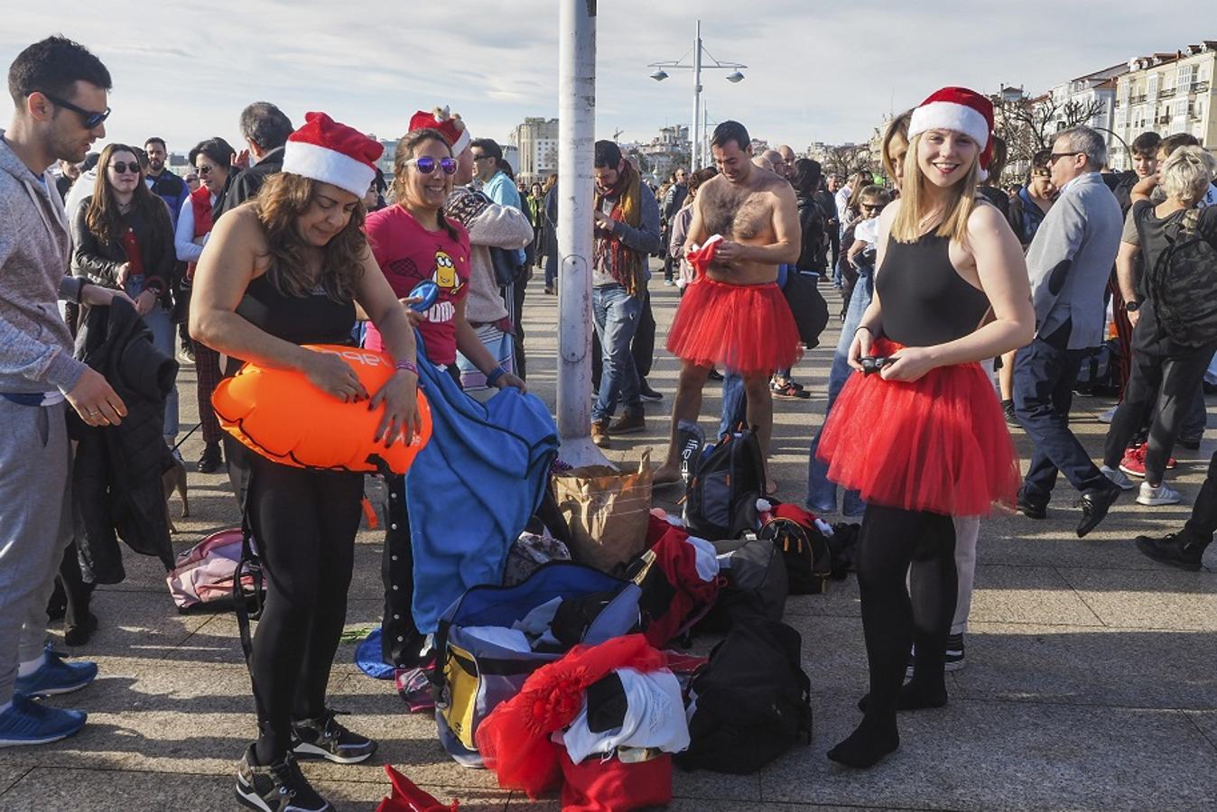 Fotos: Disfraces y sol para la Travesía a Nado de Navidad