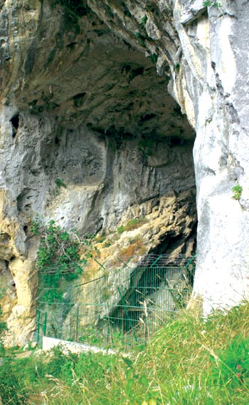 Boca de la cueva de El Mirón.