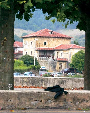 Imagen secundaria 2 - Palacio de los Valle, en la localidad de Valle. Casa típica, en Riva. Casa en Ogarrio.